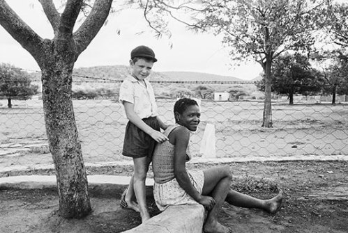 El hijo del granjero con su nodriza, en la granja de Heimweeberg, cerca de Nietverdiend en el Marico Bushveld. Transvaal (Provincia del Noroeste), 1964 © David Goldblatt